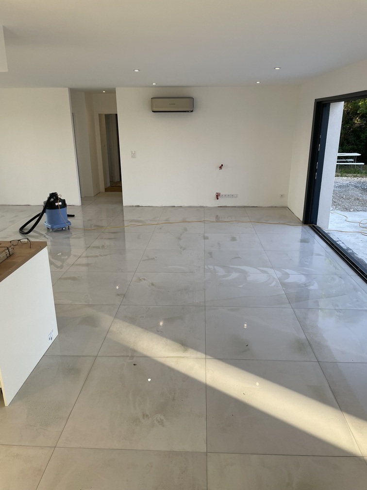 Après la pose du carrelage Remise en état par Surménage Services Après la pose du carrelage Remise en état par Surménage Services